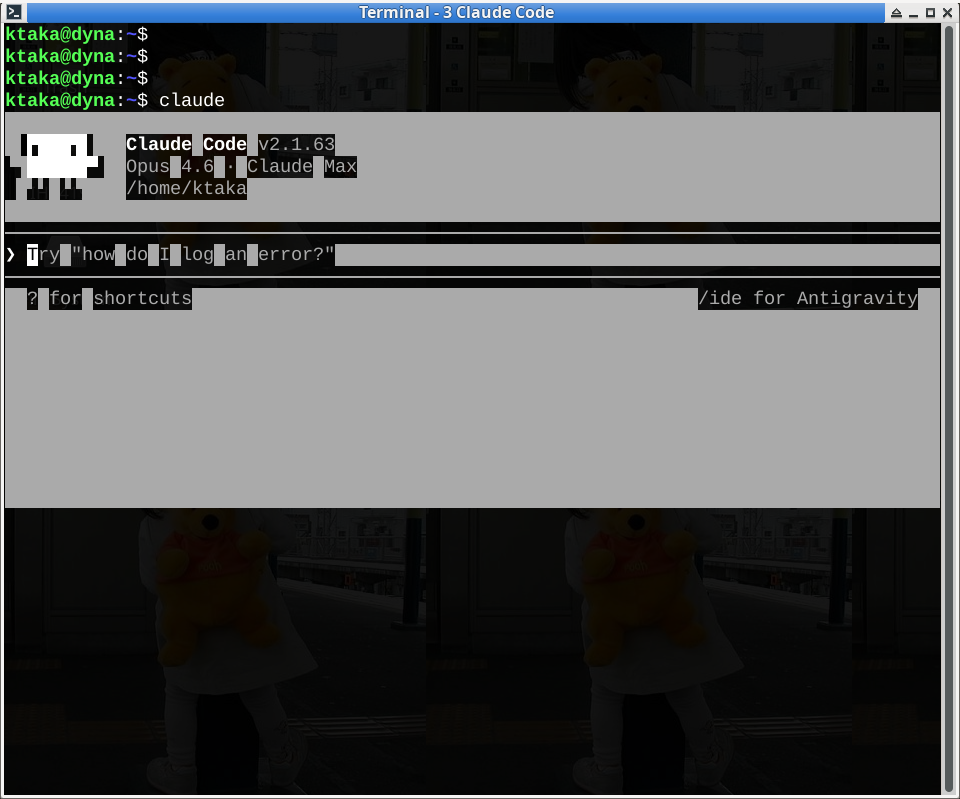 Claude Code 起動直後の画面。ロゴが化け、テキストに不正な背景色ブロックが付いている